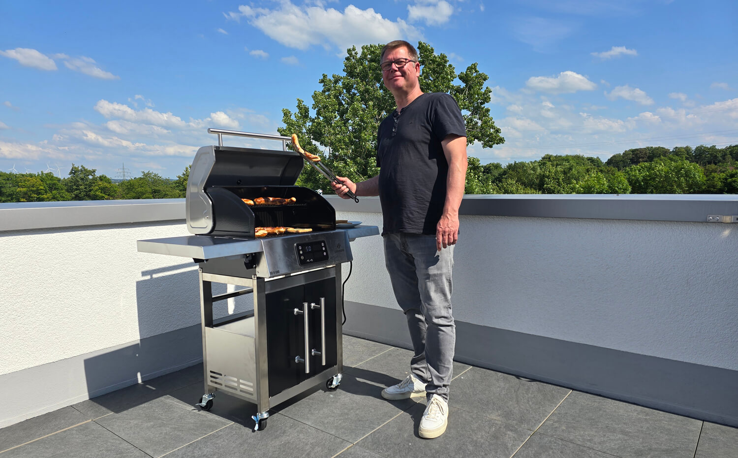 Dachterrasse von INCONY - mit Elektrogrill der den eigenen PV-Strom nutzt Große Dachterrasse von INCONY